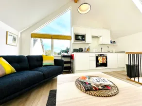 Light, modern & centrally located apartment. - Image 3