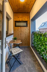 Top Floor Apartment w/ Sea Views - Image 2