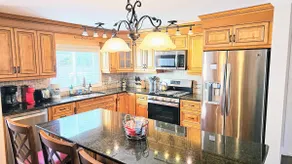 Quaint duplex + pvt yard-Walk to town/train/beach! - Image 3
