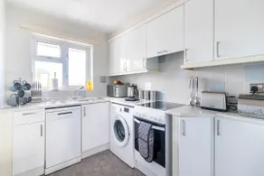 Stunner Sea View 2 bedroom Sleeps 6-Free Parking - Image 3