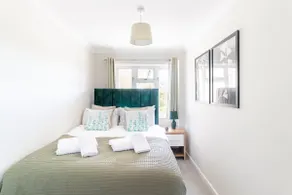 Stunner Sea View 2 bedroom Sleeps 6-Free Parking - Image 2
