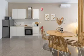 Elegant suite next to the City of Arts - Image 4