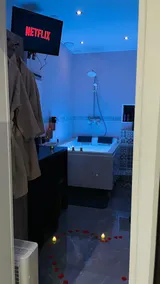 Apartment in Paris with Jacuzzi - Image 3