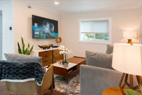 Shares Courtyard Luxury Apt A - Image 4