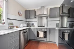 Pet friendly + Yard | BBQ + Dining | 2min Hospital - Image 2