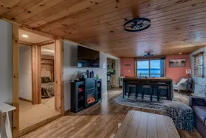 Black Bay Chalet- Charming Lakeside Hideaway - Image 2