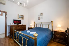 Free Parking & Large Terrace | Wi-Fi + A/C - Image 2
