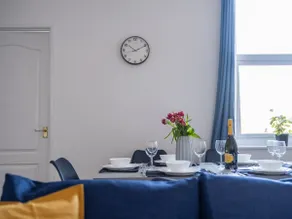 Spacious 3 Bed Great Location-FREE Parking & WiFi - Image 2