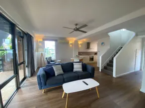 Central Airlie Stylish Townhouse - Sea Views & Pool - Image 5