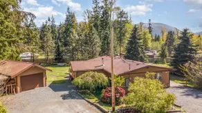 Bear’s Den Hideaway with Hot Tub - Image 3