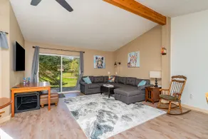 Bear’s Den Hideaway with Hot Tub - Image 4