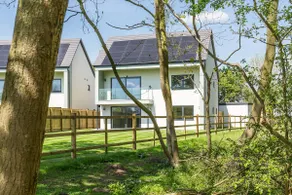 4-bed eco-home with trampoline & tennis court - Image 5