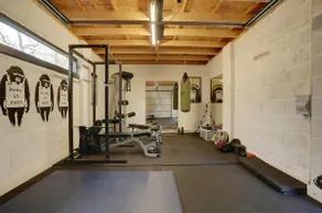 4-bed eco-home with trampoline & tennis court - Image 2