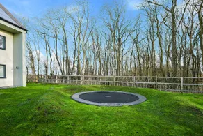 4-bed eco-home with trampoline & tennis court - Image 4