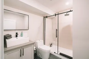 Gordon Park Spacious 4BR Suite - King Bed - Image 3