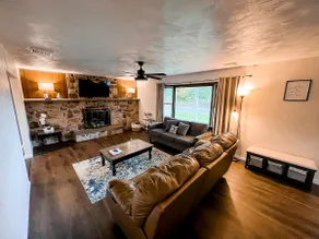 Spacious 3BR Retreat:4 Queen + King; 12 to stadium - Image 2