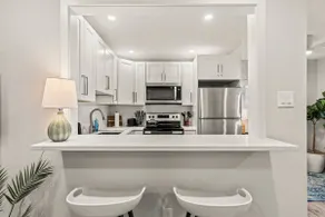 Radiant 2 King Bed 1 Bath Condo w/Free Parking - Image 3