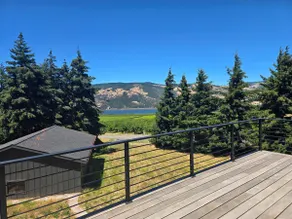Gorge & Vineyard View Modern Country Home - Image 3