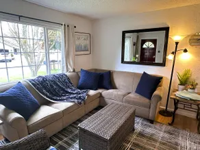 Beachtown Getaway! Walk to Beaches, Downtown & Fun - Image 3
