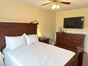 Beachtown Getaway! Walk to Beaches, Downtown & Fun - Image 4