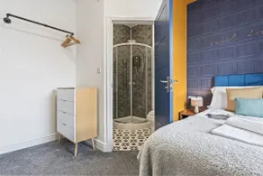 4 Beds | 3 Bath(2-ensuites)| Free Parking | 75Mbps - Image 4