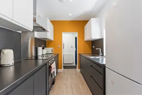 4 Beds | 3 Bath(2-ensuites)| Free Parking | 75Mbps - Image 5