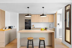 Stylish Apartment with Stunning Views & Parking - Image 4