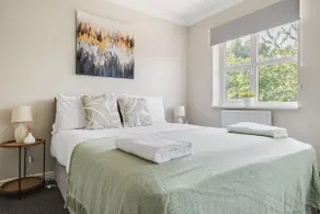 Modern & comfortable with FREE Parking - Image 2
