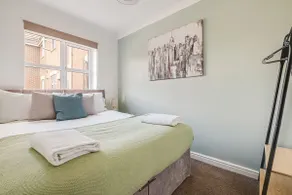 Modern & comfortable with FREE Parking - Image 4