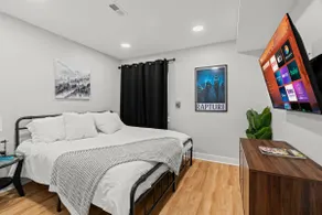 Stylish 2BD/2BA | Duplex w/ King Bed + Patio - Image 3
