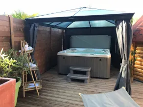 Unusual wellness cottage & private 24/7 hot tub - Image 3