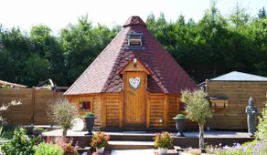 Unusual wellness cottage & private 24/7 hot tub - Image 4