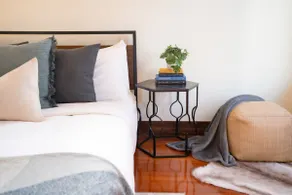 Stylish 3B2B home w/AC in Central Ballard - Image 2