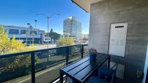 Sleek Westfield Mall Suite w/ Balcony & Parking - Image 2