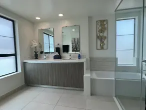 Sleek Westfield Mall Suite w/ Balcony & Parking - Image 4