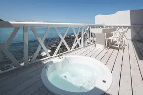 Directly connected to the sea! 2 tsubo of coastline. Cove KAWANA, Izu ocean front villa with a chic sauna - Image 5