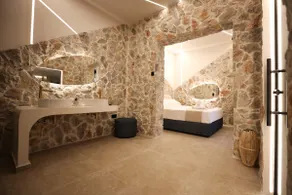 Aphrodite Suite Romantic Jacuzzi & Fireplace - Image 4