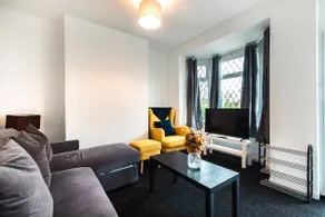 Modern House in Central Southampton with Private Off-Road Parking - Newly Refurbished - Great for Contractors, Friends & Families - Image 2