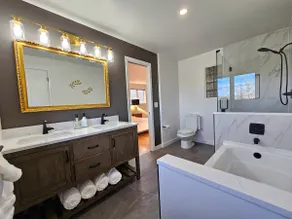 One Level Cozy Home backing to Lake Park, SKI - Image 3