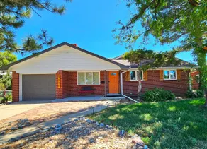 One Level Cozy Home backing to Lake Park, SKI - Image 2