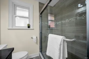 Luxury Single Level 3BR Home with 2 Parking - Image 4