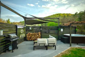 Creekside Cabin: Hot Tub, Cinema, EV Charger, Dogs - Image 2