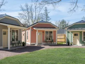 Charming Bungalow + 3 Cottages Near Park & Beaches - Image 2