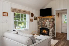 Evergreen Cozy Cottage Near Lake Michigan - Image 2