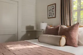 Little White House Studio w/ Full Kitchen - Image 2