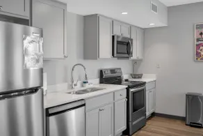 Comfy New Build Near FQ/Frenchman+Parking - Image 2