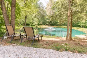Retro Cabin | Hot Tub | Pond | King Bed | Jukebox - Image 4