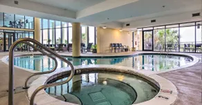 Sunny, beachfront balcony! Pool/hottub access - Image 5