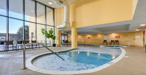 Sunny, beachfront balcony! Pool/hottub access - Image 4