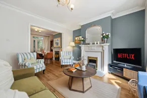 Stylish 2BR Chic Home w/Garden, On-Street Parking - Image 2